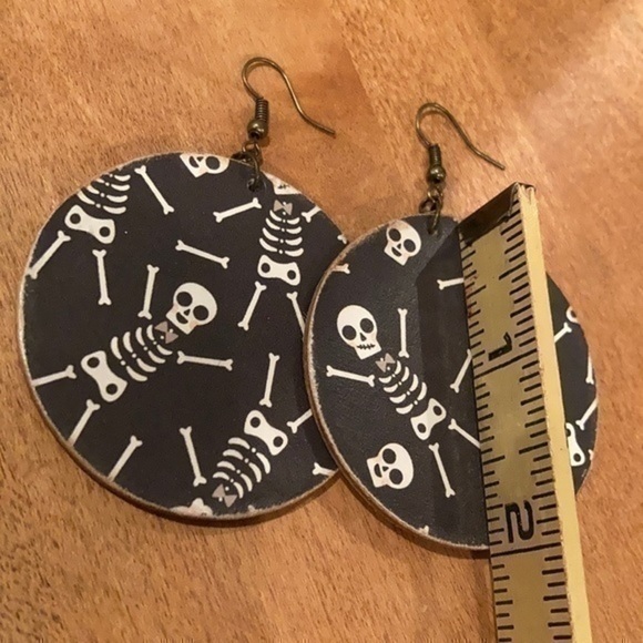 Handcrafted wooden skeleton dangle earrings - Picture 3 of 4